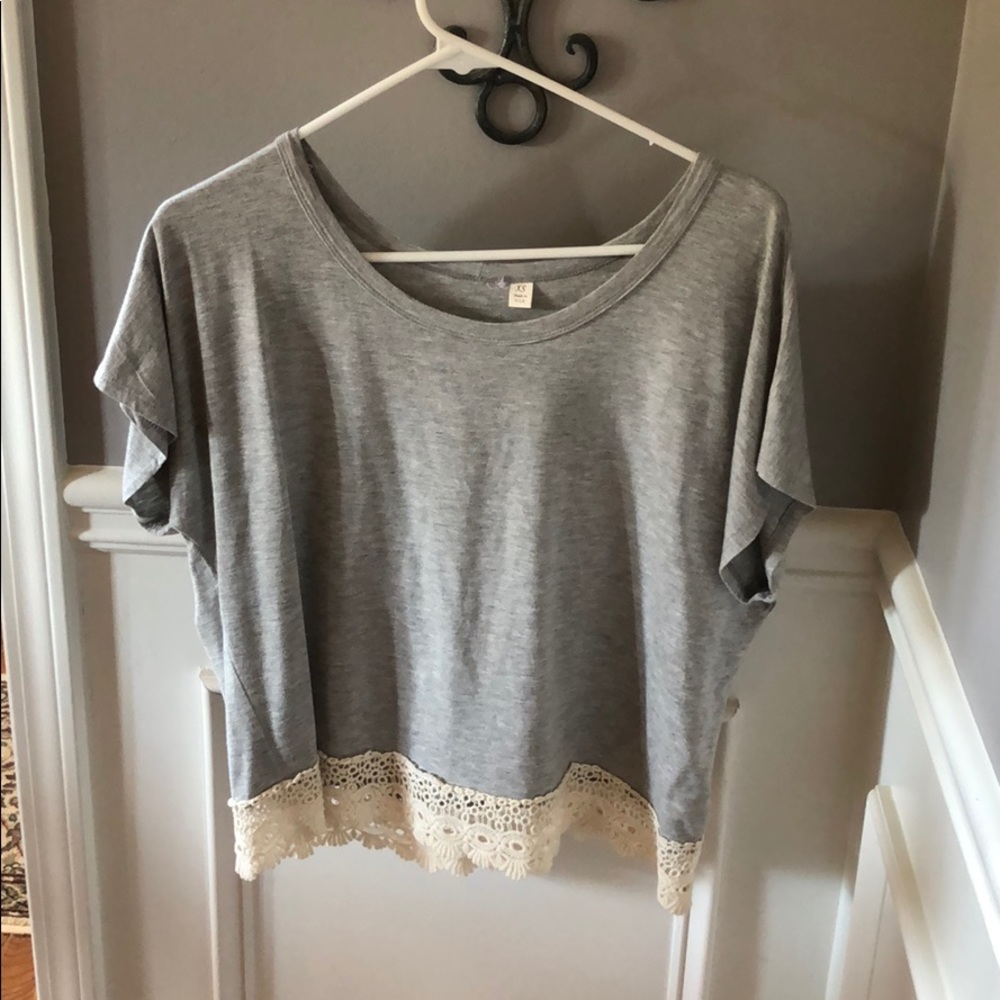 Grey cropped lace cotton t-shirt.